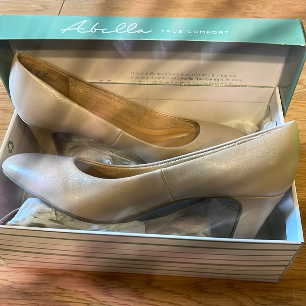 Abella true comfort taupe heels size 9.5